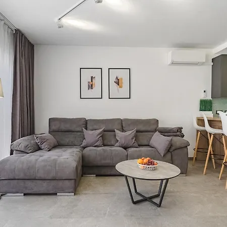 Townhouse With Three Bedrooms アパート