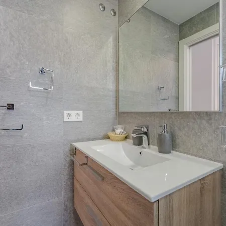 Townhouse With Three Bedrooms * アデヘ