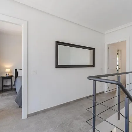 Townhouse With Three Bedrooms アデヘ