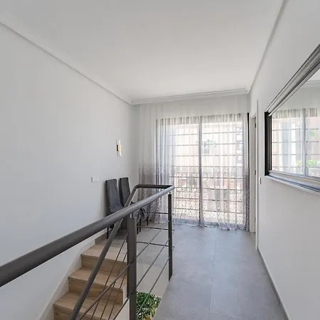 Townhouse With Three Bedrooms アデヘ
