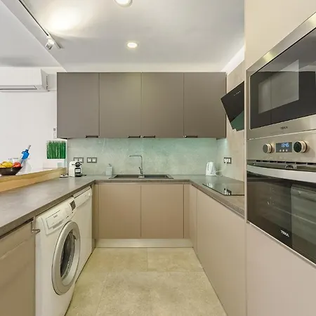 Townhouse With Three Bedrooms アパート
