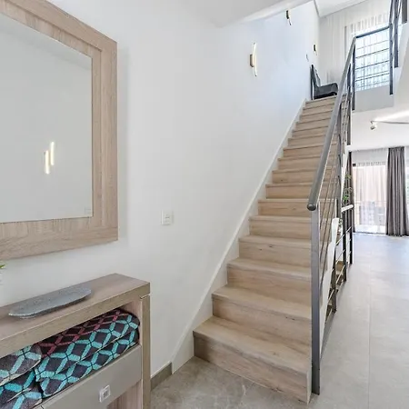 Townhouse With Three Bedrooms アデヘ